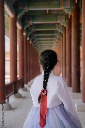 Canvas Print Tourist girl wearing traditional korean hanbok at the Gyeongbokgung Palace in Seoul, South Korea