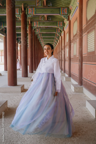 Photography Tourist girl wearing traditional korean hanbok at the Gyeongbokgung Palace in Seoul, South Korea