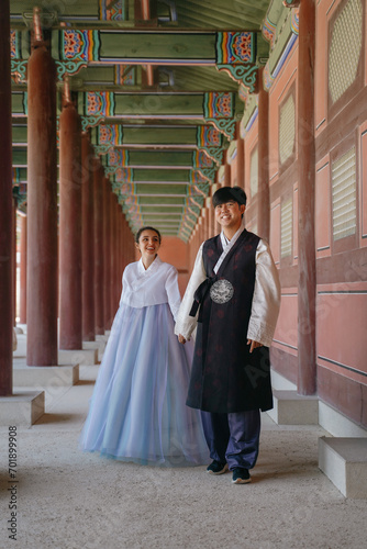 Photography Tourist couple wearing traditional korean hanbok at the Gyeongbokgung Palace in Seoul, South Korea