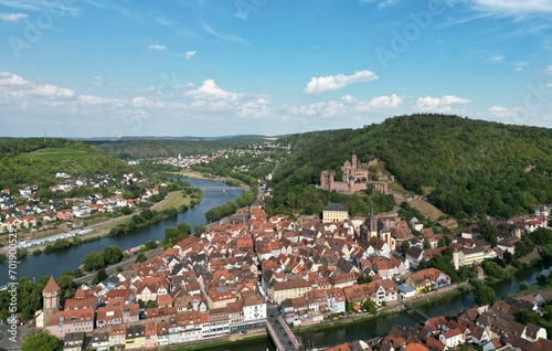 Luftbildaufnahme Wertheim mit Burg und Stadt und Fluss Main