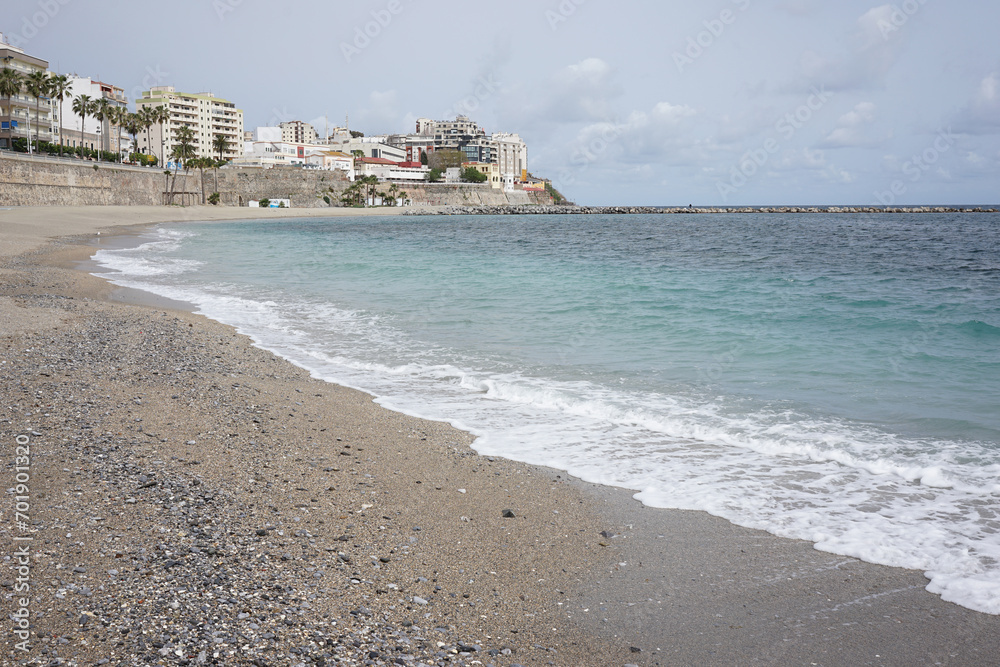 Strand von Ceuta an einem sonnigen Tag