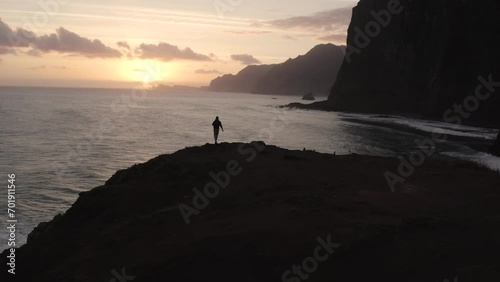Silhouette qui court sur une falaise de Madère  photo