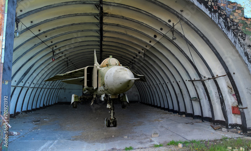 Obraz na płótnie Eine alte MIG 23 der DDR Luftwaffe steht in einem Hangar. 