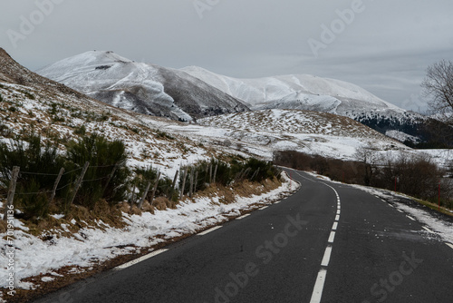 La route du Mont-Dore en Auvergne pendant l'hiver vers le lac du Guery photo