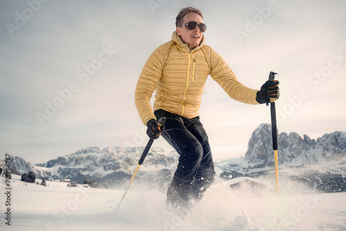 Ein Mann bei einer Skiwanderung in den Bergen. Winterlandschaft photo