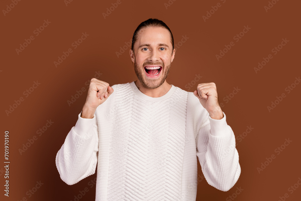 Φωτογραφία Photo of funky lucky man wear white sweater rising fists shouting yes isolated b