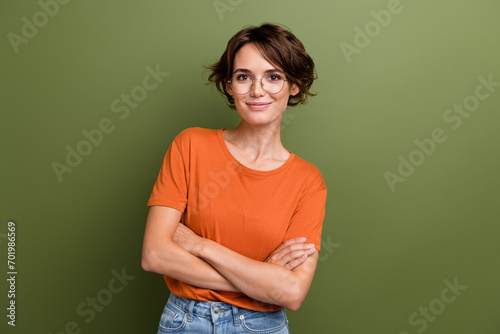 Photo young confident woman bob brown hair folded hands wear orange t shirt informal office dress code isolated on khaki color background photo