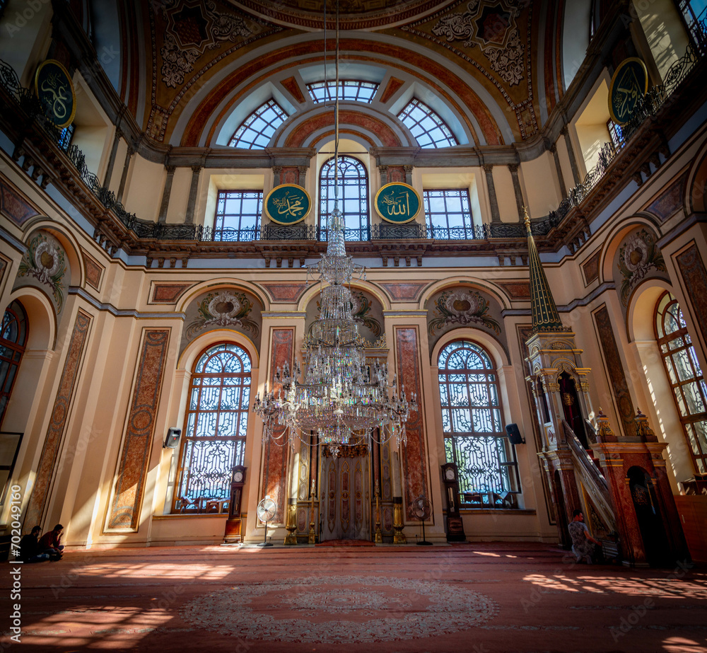 Fototapeta premium Paisaje urbano típico con las mezquitas viejas en ciudad árabe arquitectura islámica en estructura urbana Tradición cultural de la religión del Islam en ciudad turca