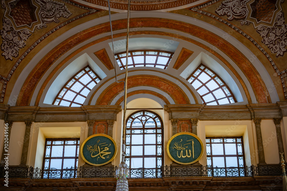 Paisaje urbano típico con las mezquitas viejas en ciudad árabe 
arquitectura islámica en estructura urbana Tradición cultural de la religión del Islam en ciudad turca