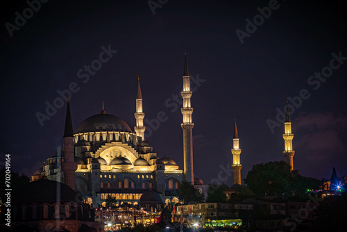 Paisaje urbano típico con las mezquitas viejas en ciudad árabe 
arquitectura islámica en estructura urbana Tradición cultural de la religión del Islam en ciudad turca