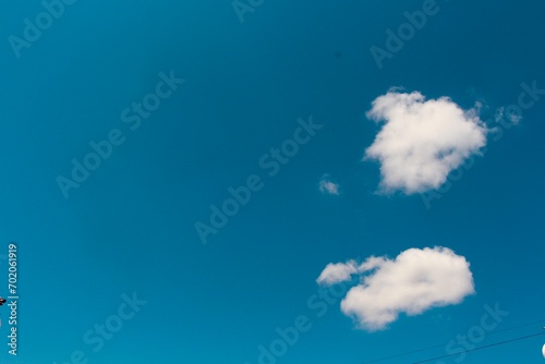 Cielo azul despejado y pocas nubes photo