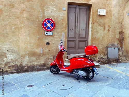 Motocicleta roja en ciudad italiana