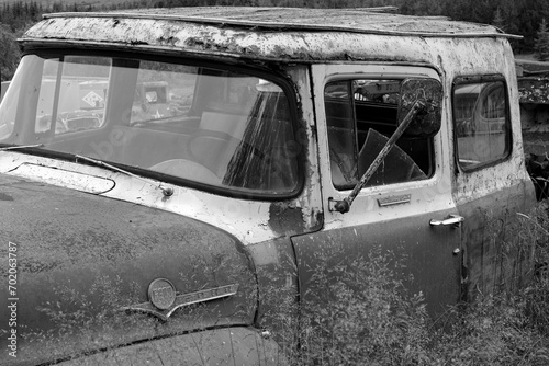 Rostiges Autowrack auf dem Autofriedhof in einem Dorf in Island