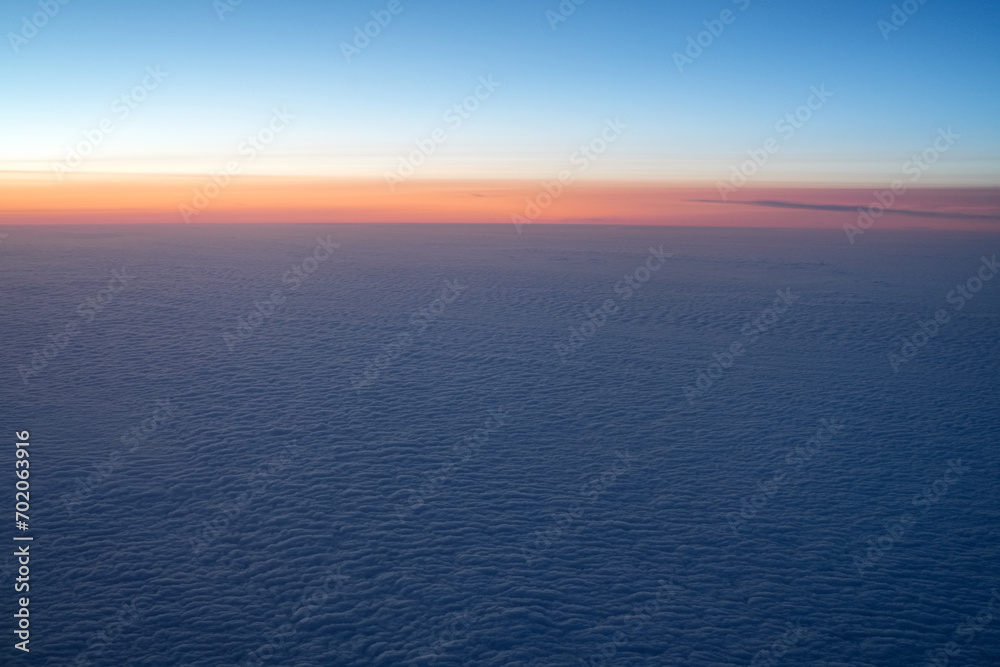 Horizont über den Wolken am frühen Morgen bevor die Sonne aufgeht Horizont über den Wolken am frühen Morgen bevor die Sonne aufgeht