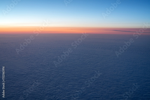 Fototapeta Naklejka Na Ścianę i Meble -  Horizont über den Wolken am frühen Morgen bevor die Sonne aufgeht