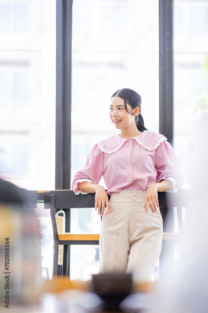 Fototapeta premium Portrait of smiling asian girl in holiday or day off posing in cafe, looking confident and stylish.