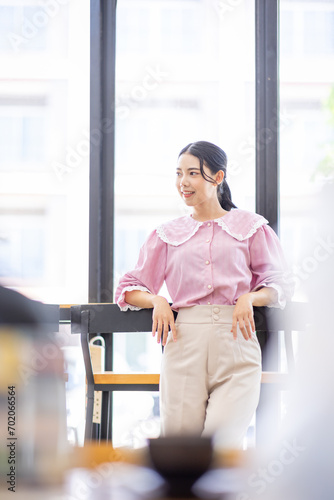 Portrait of smiling asian girl in holiday or day off posing in cafe, looking confident and stylish.