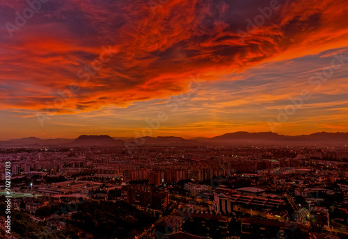 Cielo con enormes nubes de color rojo al atardecer sobre la ciudad de Alicante