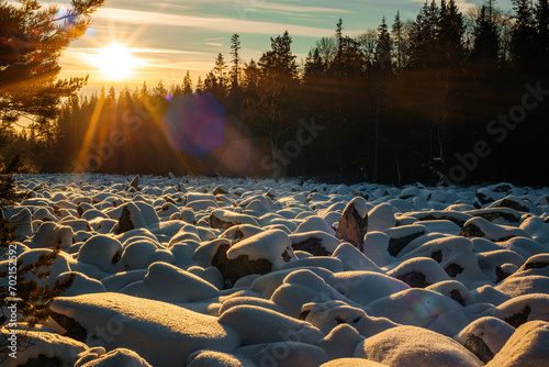 Foto the world's largest stone river in the snow in the rays of the setting sun