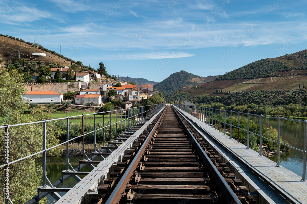 Ponte metálica com a linha de ferro na foz do rio Douro com o rio Tua em Trás os Montes, Portugal
