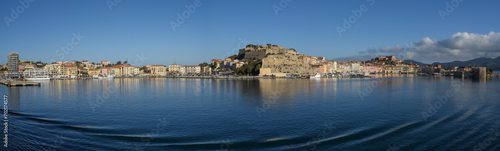 Ampia veduta del porto di Portoferraio, all'Isola d'Elba