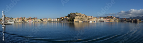Ampia veduta del porto di Portoferraio, all'Isola d'Elba