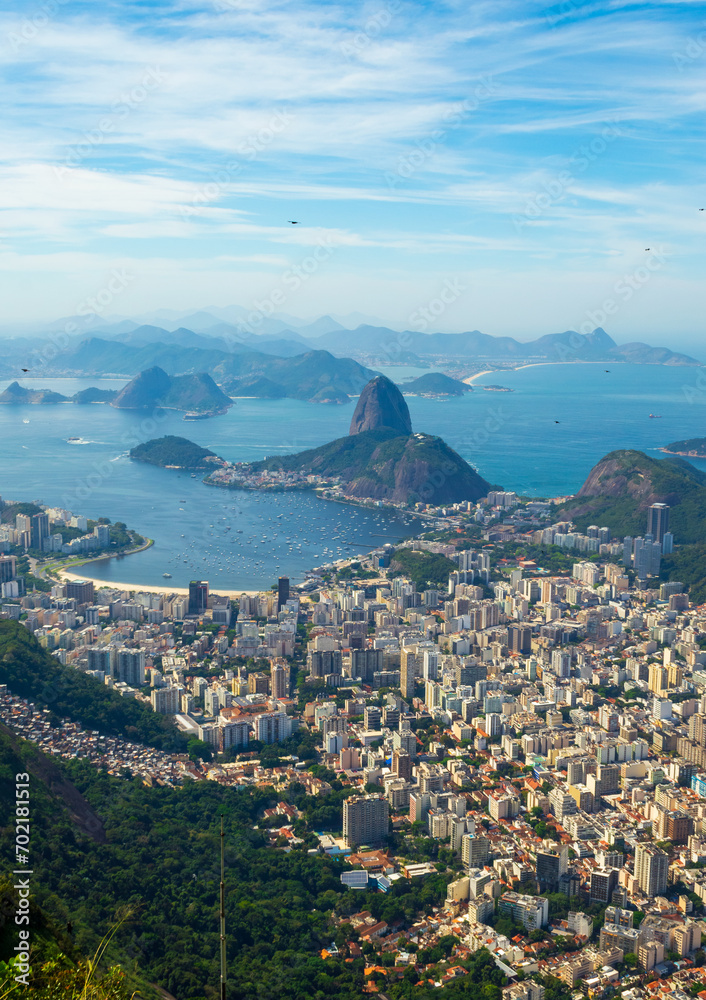Obraz premium Amazing brazilian landscape, Rio de Janeiro cityscape and its natural landmark seen from above, sugarloaf mountain and the city beaches