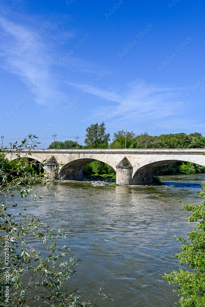 Orléans, Brücke, Pont George V, Steinbrücke, historische Brücke, Quai du Châtelet, La Loire, Fluss, Loiretal, Loire, Altstadt, historische Häuser, Frühling, Sommer, Frankreich