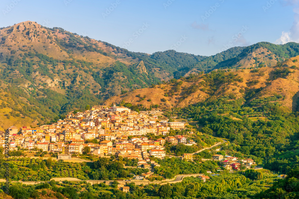 Obraz premium highland landscape of italian town between amazing green mountains with scenic sunset cloudy sky on background