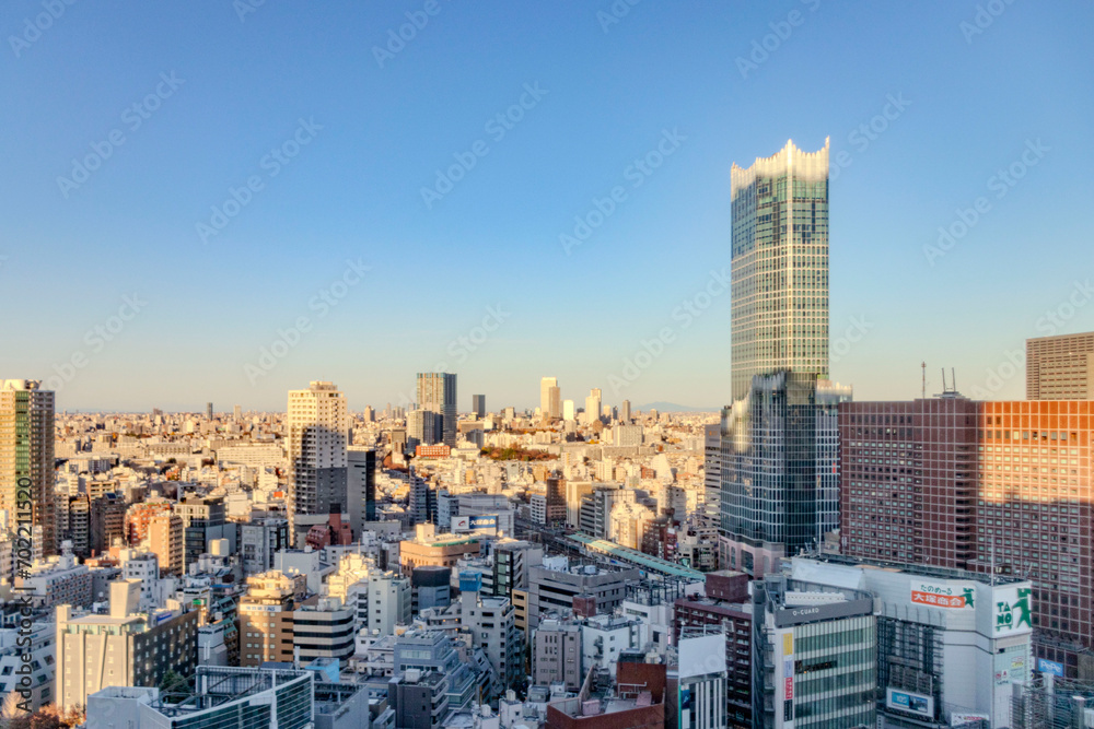 Naklejka premium 夕日に染まる高層ビルと街並み