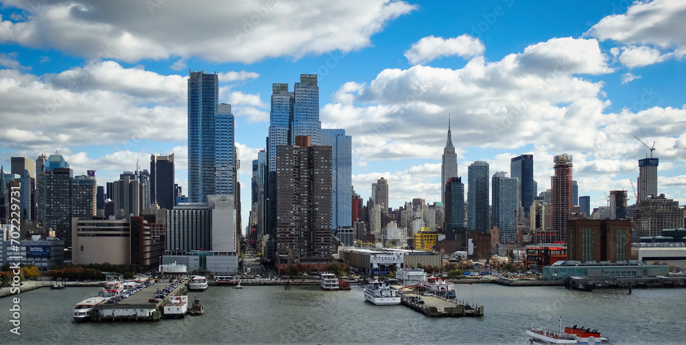Panoramablick auf Manhattan, New York, von Bord eines Schiffes