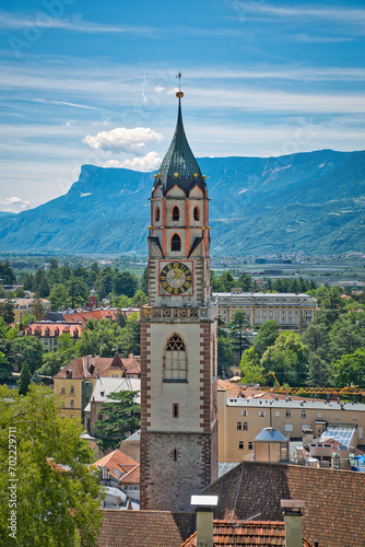 Massiver Kirchturm vor Talblick mit Bergpanorama im Hintergrund