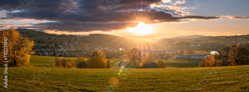 Sonnenuntergang über einer Stadt auf dem Land