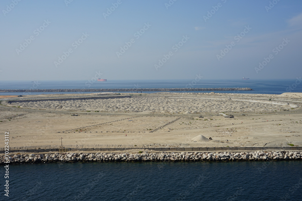 Baustelle, aufgeschüttete Hafenerweiterung in Dubai am Hafen Port Rashid mit vielen Sandhügeln