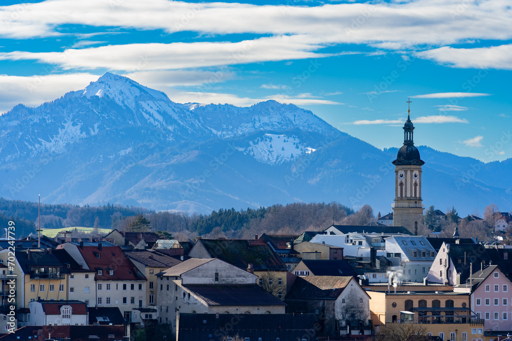 Die Altstadt Traunstein von oben mit Blick auf die Stadtkirche und die Bayerischen Alpen