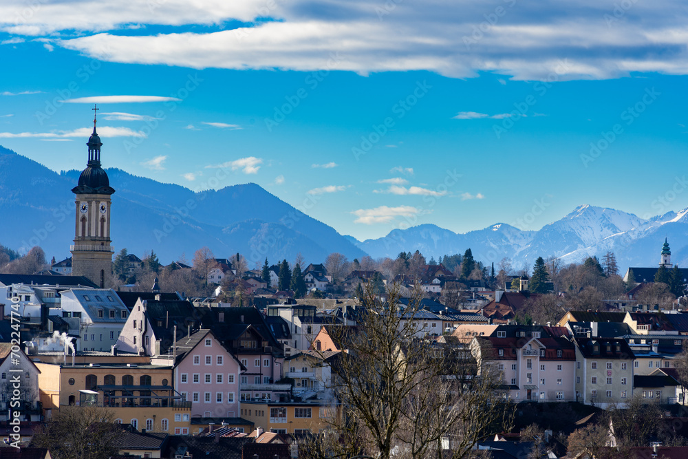 Die Altstadt Traunstein von oben mit Blick auf die Stadtkirche und die Bayerischen Alpen