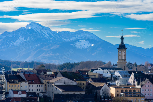 Die Altstadt Traunstein von oben mit Blick auf die Stadtkirche und die Bayerischen Alpen