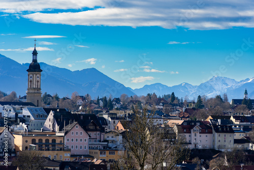 Die Altstadt Traunstein von oben mit Blick auf die Stadtkirche und die Bayerischen Alpen