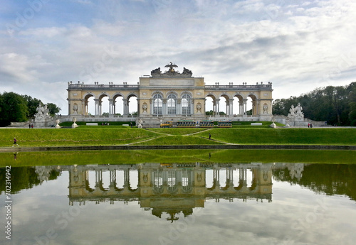 Glorietta na wzgórzu w parku pałacowym Schönbrunn