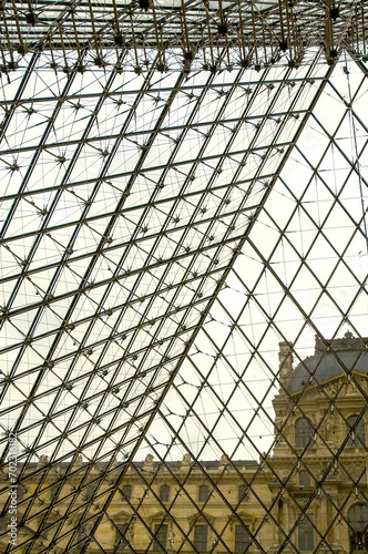Szklane sklepienie w Muzeum Louvre w Paryżu Francja