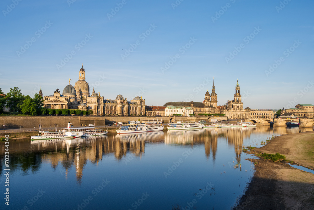 Elbflorenz, Stadtansicht über die Elbe zur Dresdener Altstadt mit den historischen Barockbauten am frühen Morgen Elbflorenz, Stadtansicht über die Elbe zur Dresdener Altstadt mit den historischen Barockbauten am frühen Morgen