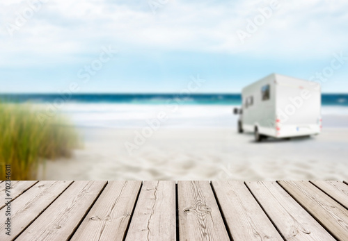 Camper an einem Sandstrand mit unscharfem Hintergrund