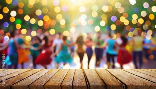 Foto base mesa de madeira com fundo colorido festa, carnaval, alegria, pessoas, dança