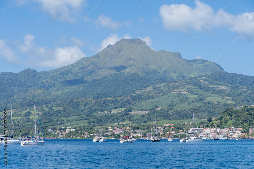 Ville de Saint Pierre et le mont Pelé sans nuage dans le nord de l'île de La Martinique, Antilles Françaises.	