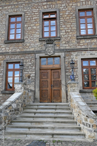 Historisches Sandsteingebäude mit repräsentativem Eingangsportal in Lauenau © hydebrink
