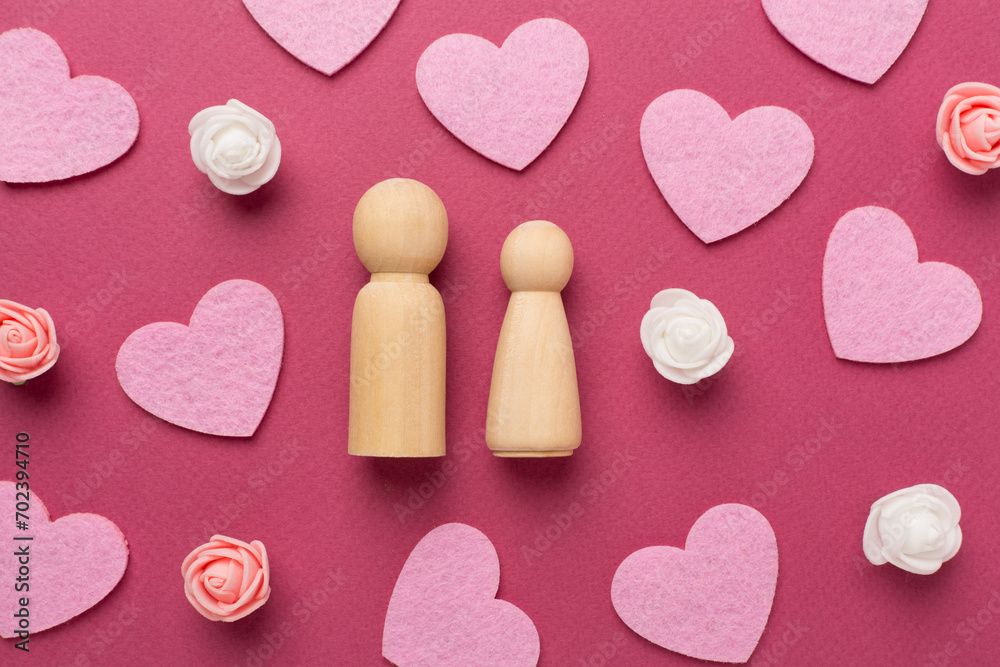 Obraz premium Wooden couple in love on color background, top view. Creative valentine's day composition