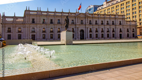 Photos blue sky, water mirror and the Chilean flag in the wind at the mint, Santiago, C