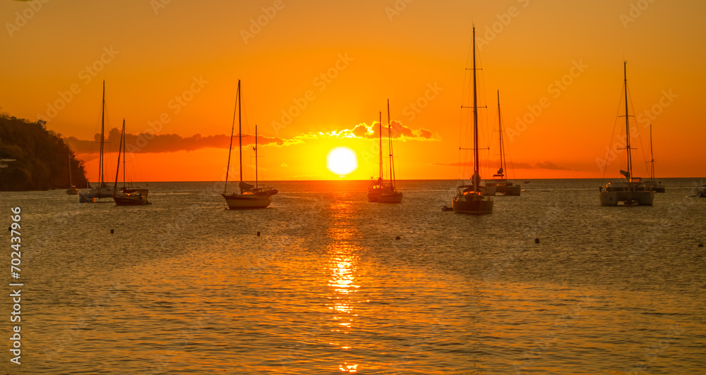 Coucher de soleil à La Grande Anse d'Arlet à La Martinique, mer des Caraïbes, Antilles Françaises.	