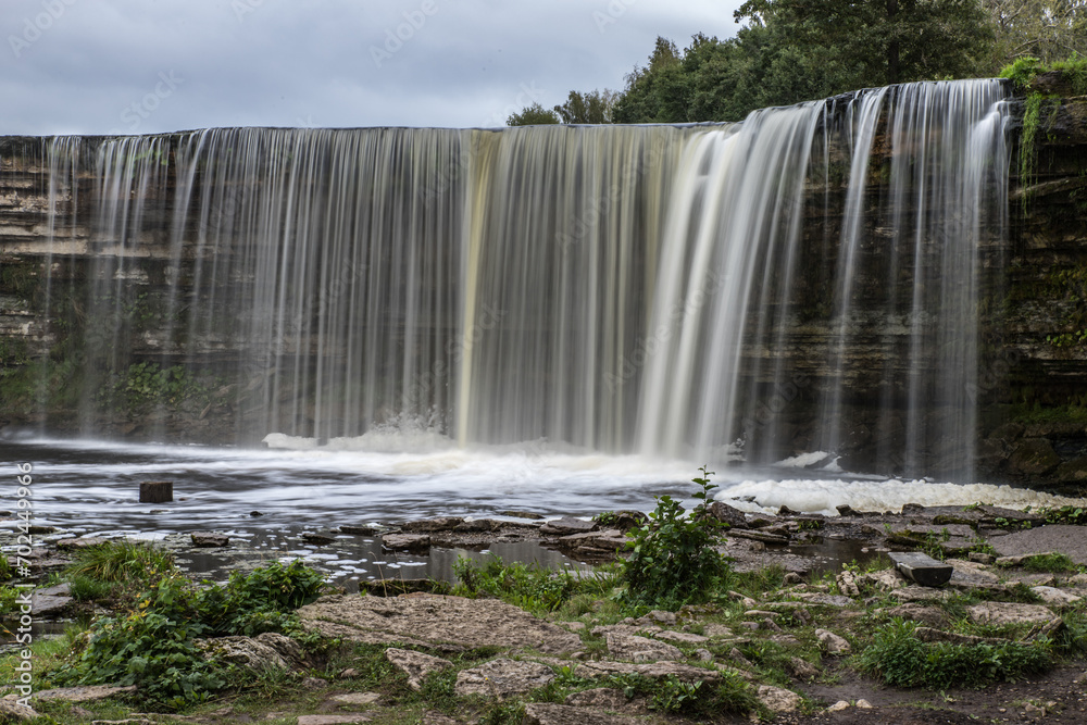 Obraz premium Jägala-Joa (Comté de Harju, Estonie, Europe) - Vue estivale de la cascade