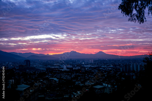 Rojo amanecer  cielo nublado  popocatepetl y  Iztacc  huatl 